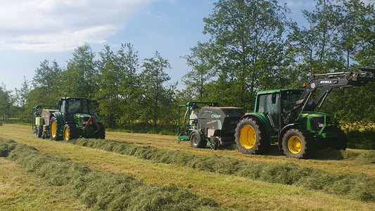 Jakob Bruining, Auftragnehmer, wickelt mit Cordex-Folie